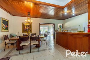 Casa à venda com 395m², 4 dormitórios, 1 suíte, 4 vagas, no bairro Vila Nova em Porto Alegre