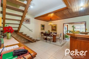 Casa à venda com 395m², 4 dormitórios, 1 suíte, 4 vagas, no bairro Vila Nova em Porto Alegre