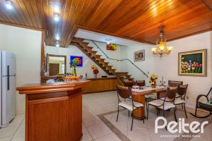 Casa à venda com 395m², 4 dormitórios, 1 suíte, 4 vagas, no bairro Vila Nova em Porto Alegre