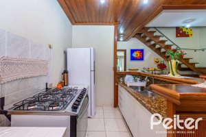 Casa à venda com 395m², 4 dormitórios, 1 suíte, 4 vagas, no bairro Vila Nova em Porto Alegre