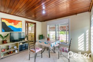 Casa à venda com 395m², 4 dormitórios, 1 suíte, 4 vagas, no bairro Vila Nova em Porto Alegre