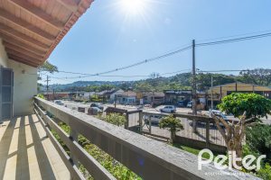 Casa à venda com 395m², 4 dormitórios, 1 suíte, 4 vagas, no bairro Vila Nova em Porto Alegre