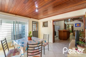 Casa à venda com 395m², 4 dormitórios, 1 suíte, 4 vagas, no bairro Vila Nova em Porto Alegre