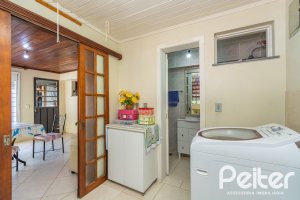 Casa à venda com 395m², 4 dormitórios, 1 suíte, 4 vagas, no bairro Vila Nova em Porto Alegre