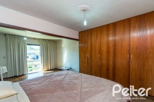Casa à venda com 395m², 4 dormitórios, 1 suíte, 4 vagas, no bairro Vila Nova em Porto Alegre