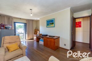 Casa à venda com 395m², 4 dormitórios, 1 suíte, 4 vagas, no bairro Vila Nova em Porto Alegre