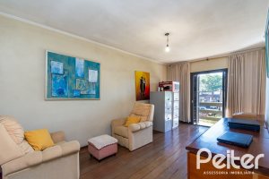 Casa à venda com 395m², 4 dormitórios, 1 suíte, 4 vagas, no bairro Vila Nova em Porto Alegre