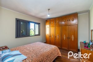 Casa à venda com 395m², 4 dormitórios, 1 suíte, 4 vagas, no bairro Vila Nova em Porto Alegre