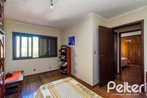 Casa à venda com 395m², 4 dormitórios, 1 suíte, 4 vagas, no bairro Vila Nova em Porto Alegre