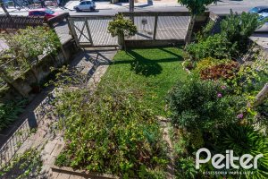 Casa à venda com 395m², 4 dormitórios, 1 suíte, 4 vagas, no bairro Vila Nova em Porto Alegre