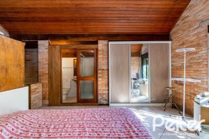 Casa à venda com 395m², 4 dormitórios, 1 suíte, 4 vagas, no bairro Vila Nova em Porto Alegre