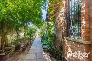 Casa à venda com 395m², 4 dormitórios, 1 suíte, 4 vagas, no bairro Vila Nova em Porto Alegre