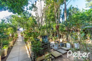 Casa à venda com 395m², 4 dormitórios, 1 suíte, 4 vagas, no bairro Vila Nova em Porto Alegre