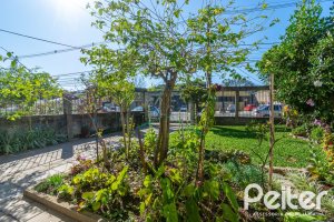 Casa à venda com 395m², 4 dormitórios, 1 suíte, 4 vagas, no bairro Vila Nova em Porto Alegre