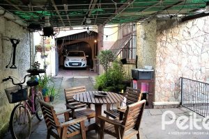 Casa à venda com 180m², 3 dormitórios, 4 vagas, no bairro Ipanema em Porto Alegre