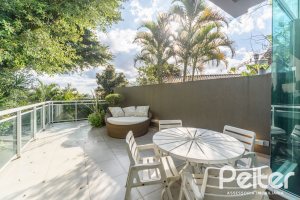 Casa em Condomínio à venda com 367m², 3 dormitórios, 3 suítes, 4 vagas, no bairro Vila Assunção em Porto Alegre