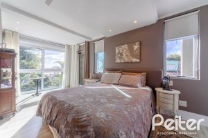 Casa em Condomínio à venda com 367m², 3 dormitórios, 3 suítes, 4 vagas, no bairro Vila Assunção em Porto Alegre