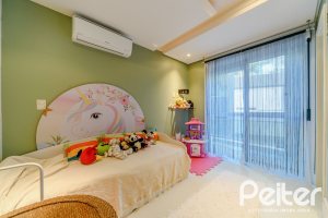 Casa em Condomínio à venda com 367m², 3 dormitórios, 3 suítes, 4 vagas, no bairro Vila Assunção em Porto Alegre