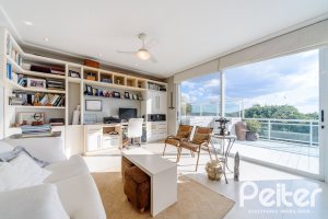 Casa em Condomínio à venda com 367m², 3 dormitórios, 3 suítes, 4 vagas, no bairro Vila Assunção em Porto Alegre