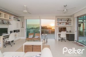 Casa em Condomínio à venda com 367m², 3 dormitórios, 3 suítes, 4 vagas, no bairro Vila Assunção em Porto Alegre