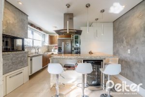 Casa em Condomínio à venda com 367m², 3 dormitórios, 3 suítes, 4 vagas, no bairro Vila Assunção em Porto Alegre