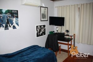 Casa à venda com 250m², 4 dormitórios, 2 suítes, 2 vagas, no bairro Ipanema em Porto Alegre