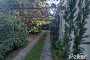 Casa à venda com 250m², 4 dormitórios, 2 suítes, 2 vagas, no bairro Ipanema em Porto Alegre