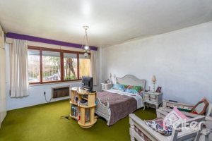 Casa à venda com 246m², 3 dormitórios, 1 suíte, 4 vagas, no bairro Jardim Isabel em Porto Alegre