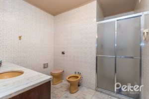 Casa à venda com 246m², 3 dormitórios, 1 suíte, 4 vagas, no bairro Jardim Isabel em Porto Alegre