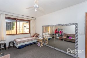Casa à venda com 246m², 3 dormitórios, 1 suíte, 4 vagas, no bairro Jardim Isabel em Porto Alegre