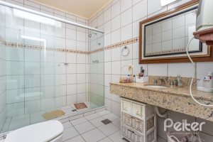 Casa à venda com 246m², 3 dormitórios, 1 suíte, 4 vagas, no bairro Jardim Isabel em Porto Alegre