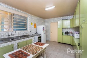 Casa à venda com 246m², 3 dormitórios, 1 suíte, 4 vagas, no bairro Jardim Isabel em Porto Alegre