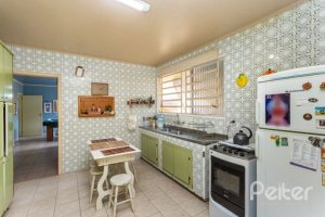 Casa à venda com 246m², 3 dormitórios, 1 suíte, 4 vagas, no bairro Jardim Isabel em Porto Alegre