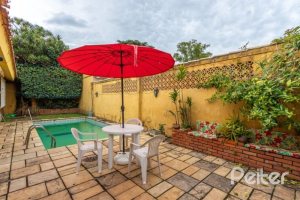 Casa à venda com 246m², 3 dormitórios, 1 suíte, 4 vagas, no bairro Jardim Isabel em Porto Alegre