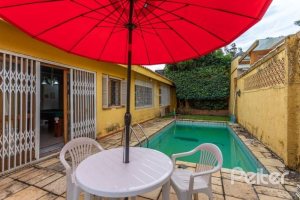Casa à venda com 246m², 3 dormitórios, 1 suíte, 4 vagas, no bairro Jardim Isabel em Porto Alegre