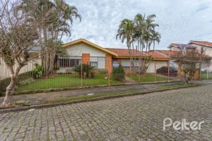 Casa à venda com 246m², 3 dormitórios, 1 suíte, 4 vagas, no bairro Jardim Isabel em Porto Alegre