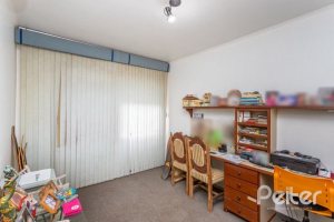 Casa à venda com 246m², 3 dormitórios, 1 suíte, 4 vagas, no bairro Jardim Isabel em Porto Alegre