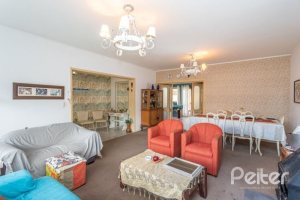 Casa à venda com 246m², 3 dormitórios, 1 suíte, 4 vagas, no bairro Jardim Isabel em Porto Alegre