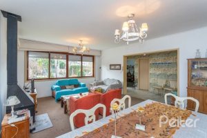 Casa à venda com 246m², 3 dormitórios, 1 suíte, 4 vagas, no bairro Jardim Isabel em Porto Alegre