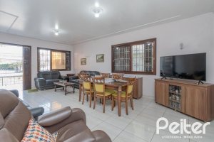 Casa à venda com 302m², 5 dormitórios, 2 suítes, 6 vagas, no bairro Cristal em Porto Alegre