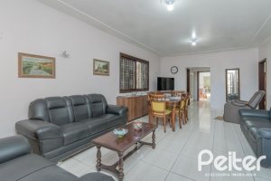 Casa à venda com 302m², 5 dormitórios, 2 suítes, 6 vagas, no bairro Cristal em Porto Alegre