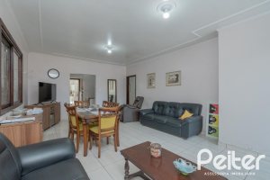 Casa à venda com 302m², 5 dormitórios, 2 suítes, 6 vagas, no bairro Cristal em Porto Alegre