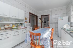 Casa à venda com 302m², 5 dormitórios, 2 suítes, 6 vagas, no bairro Cristal em Porto Alegre