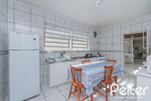 Casa à venda com 302m², 5 dormitórios, 2 suítes, 6 vagas, no bairro Cristal em Porto Alegre