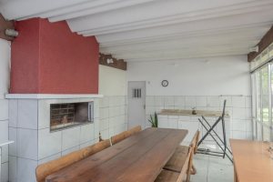 Casa à venda com 302m², 5 dormitórios, 2 suítes, 6 vagas, no bairro Cristal em Porto Alegre