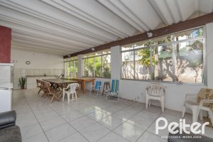 Casa à venda com 302m², 5 dormitórios, 2 suítes, 6 vagas, no bairro Cristal em Porto Alegre
