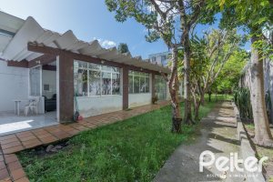 Casa à venda com 302m², 5 dormitórios, 2 suítes, 6 vagas, no bairro Cristal em Porto Alegre