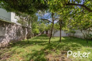 Casa à venda com 302m², 5 dormitórios, 2 suítes, 6 vagas, no bairro Cristal em Porto Alegre