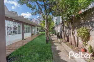 Casa à venda com 302m², 5 dormitórios, 2 suítes, 6 vagas, no bairro Cristal em Porto Alegre