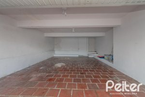 Casa à venda com 302m², 5 dormitórios, 2 suítes, 6 vagas, no bairro Cristal em Porto Alegre